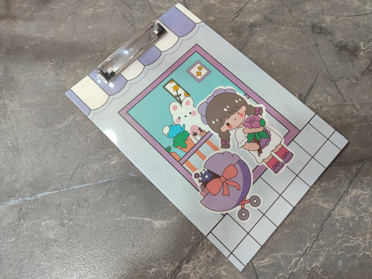 تخته شاسی برند Hero سایز A4 با بدنه مقاوم و گیره فلزی محکم برای یادداشتبرداری و طراحی در کلاس، دفتر و محیطهای آموزشی