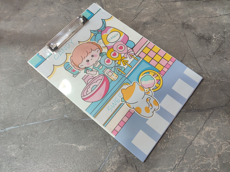 تخته شاسی برند Hero سایز A4 با بدنه مقاوم و گیره فلزی محکم برای یادداشتبرداری و طراحی در کلاس، دفتر و محیطهای آموزشی