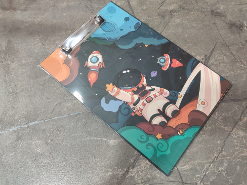 تخته شاسی برند Hero سایز A4 با بدنه مقاوم و گیره فلزی محکم برای یادداشتبرداری و طراحی در کلاس، دفتر و محیطهای آموزشی