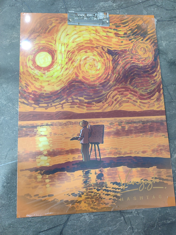 تخته شاسی A3 برند HASHTAG با طرح نقاشی ونگوگ، سطح صاف و گیره فلزی مناسب طراحی و نقاشی