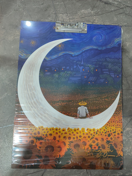 تخته شاسی A3 برند HASHTAG با طرح نقاشی ونگوگ، سطح صاف و گیره فلزی مناسب طراحی و نقاشی