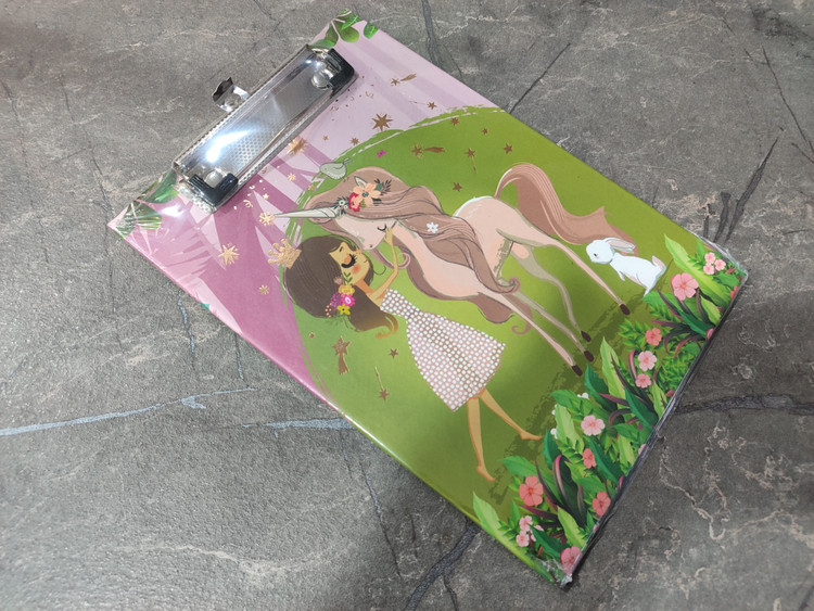 تخته شاسی برند King سایز A5 با گیره فلزی محکم و سطح صاف، مناسب برای نوشتن، طراحی و ترسیم