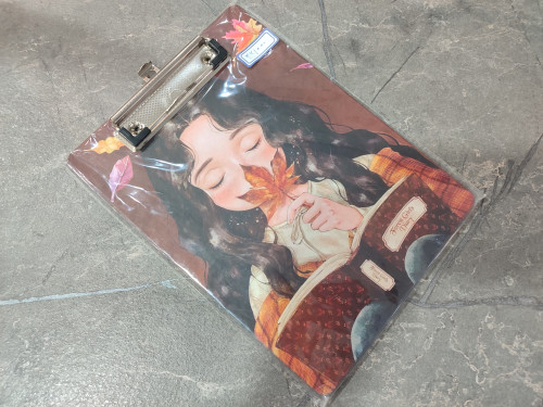 تخته شاسی برند SEVIL سایز A5 با طراحی ساده و گیره فلزی محکم، مناسب طراحی و نوشتار روزمره