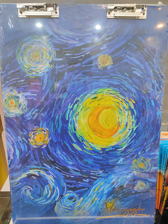 تخته شاسی سایز A2 برند HASHTAG با طرح نقاشی ونگوگ و گیره فلزی برای طراحی و نقاشی حرفهای