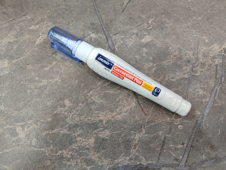 غلطگیر برند Immer با بدنه خوشدست و نوار سفید صاف برای اصلاح دقیق اشتباهات نوشتاری