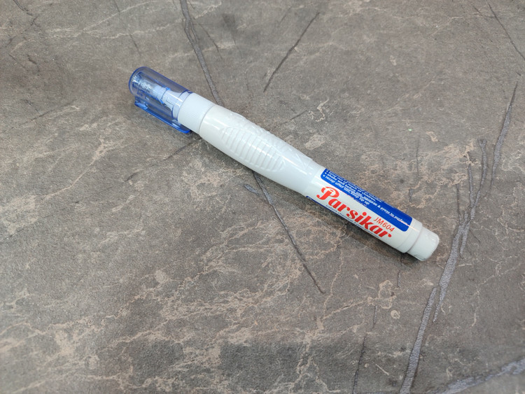 غلطگیر نواری برند Parsikar با طراحی خوشدست و نوار سفید با پوشانندگی بالا برای اصلاح فوری اشتباهات نوشتاری