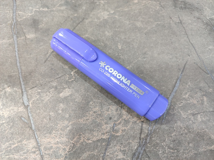 ماژیک هایلایتر CORONA با طراحی خوشدست، نوک مقاوم و رنگهای متنوع برای علامتگذاری نکات مهم در کتاب و دفتر