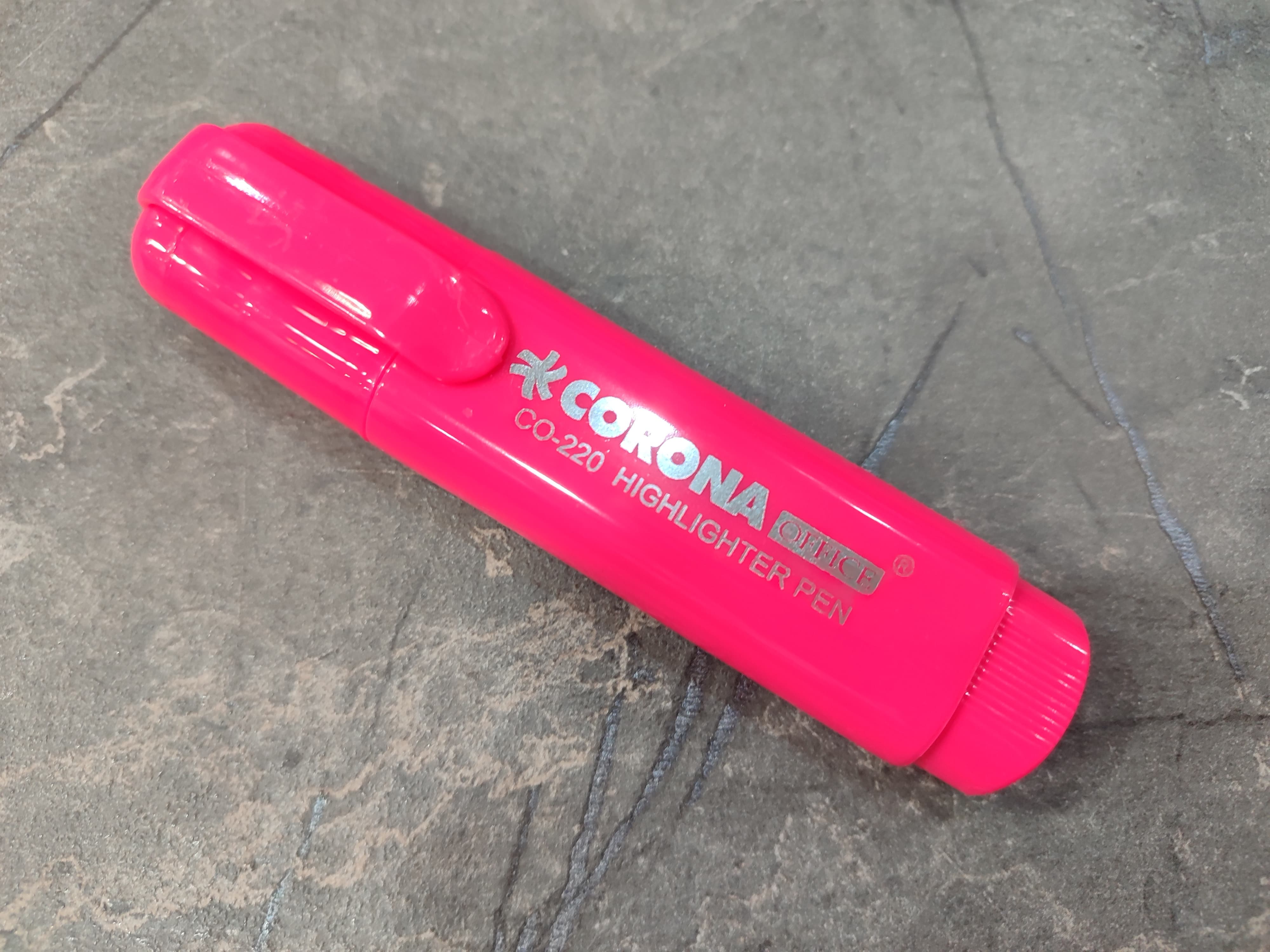 ماژیک هایلایتر CORONA با طراحی خوش‌دست، نوک مقاوم و رنگ‌های متنوع برای علامت‌گذاری نکات مهم در کتاب و دفتر