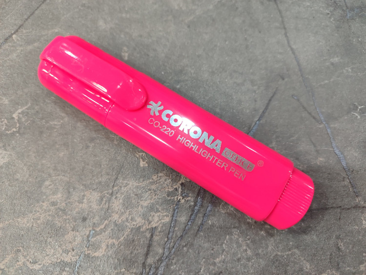 ماژیک هایلایتر CORONA با طراحی خوشدست، نوک مقاوم و رنگهای متنوع برای علامتگذاری نکات مهم در کتاب و دفتر