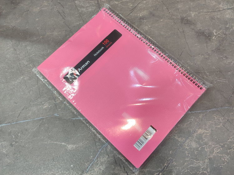 دفتر ۱۰۰ برگ برند Arman با جلد مقاوم و ابعاد ۲۰ در ۲۸.۵، مناسب نوشتارهای طولانی و یادداشتبرداری در کلاس
