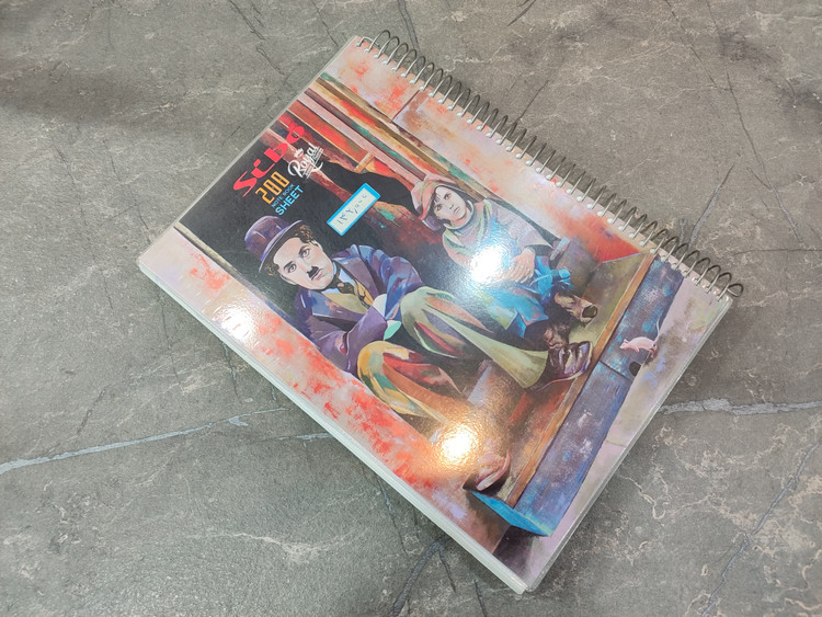 دفتر ۲۰۰ برگ برند Sibo با ابعاد ۲۳.۵ در ۱۷ سانتیمتر با جلد مقاوم و طراحی زیبا مناسب استفاده روزمره و آموزشی