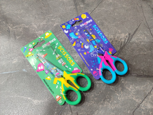 قیچی برند Schoolfans با دسته خوشدست و تیغه برنده مناسب برش انواع کاغذ و مقوا