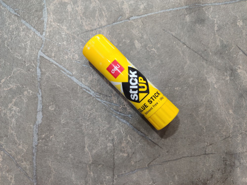 چسب ماتیکی ۳۲ گرمی برند Stick Up با طراحی ارگونومیک و قدرت چسبندگی بالا، مناسب برای مدرسه و محل کار