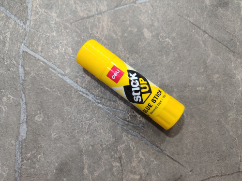 چسب ماتیکی ۱۵ گرمی Stick Up با طراحی خوشدست و چسبندگی بالا، مناسب مدرسه، دفتر و کارهای هنری