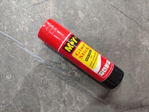 چسب ماتیکی ۲۰ گرمی برند Moy با طراحی خوشدست و قدرت چسبندگی مناسب، مناسب مدرسه، خانه و محیط کار