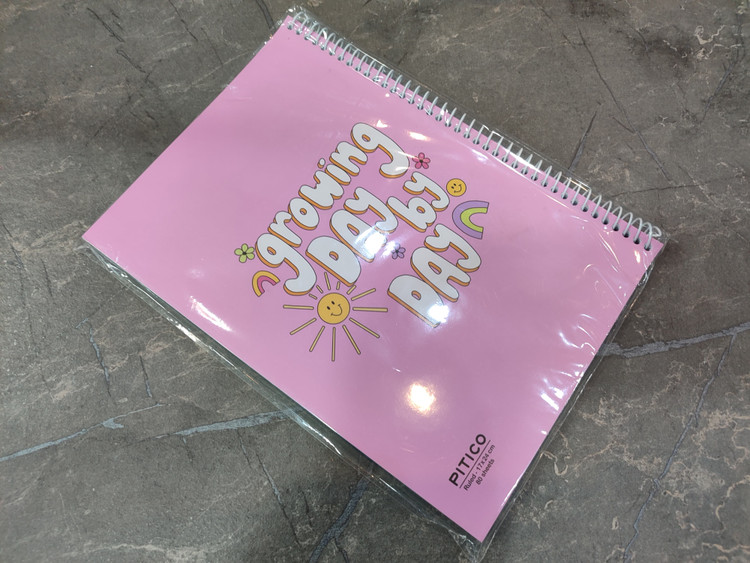 دفتر ۸۰ برگ PITICO با جلد مقاوم و طراحی ساده در ابعاد ۲۴ در ۱۷ سانتیمتر، مناسب برای استفاده در مدرسه یا محل کار