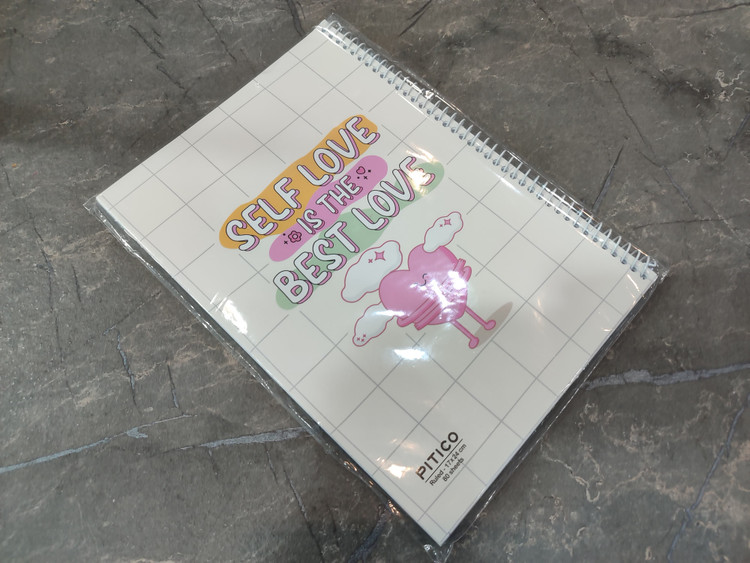 دفتر ۸۰ برگ PITICO با جلد مقاوم و طراحی ساده در ابعاد ۲۴ در ۱۷ سانتیمتر، مناسب برای استفاده در مدرسه یا محل کار