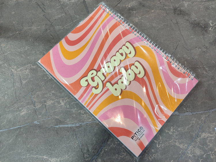 دفتر ۸۰ برگ PITICO با جلد مقاوم و طراحی ساده در ابعاد ۲۴ در ۱۷ سانتیمتر، مناسب برای استفاده در مدرسه یا محل کار