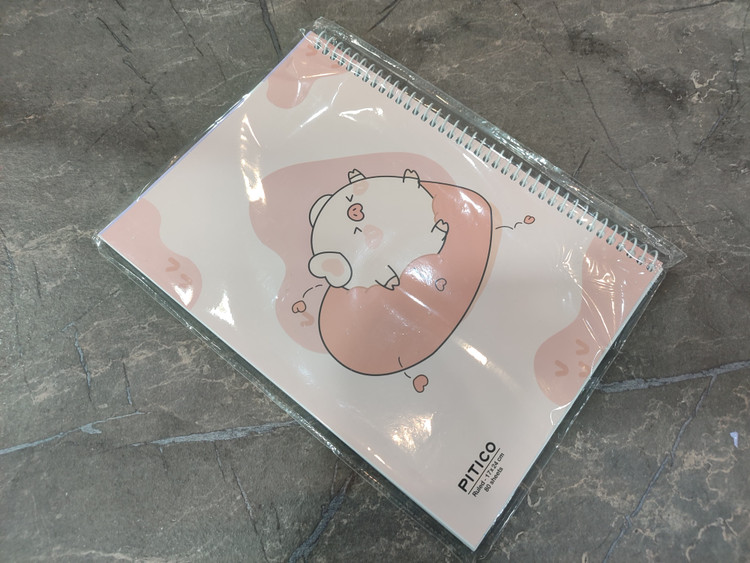 دفتر ۸۰ برگ PITICO با جلد مقاوم و طراحی ساده در ابعاد ۲۴ در ۱۷ سانتیمتر، مناسب برای استفاده در مدرسه یا محل کار