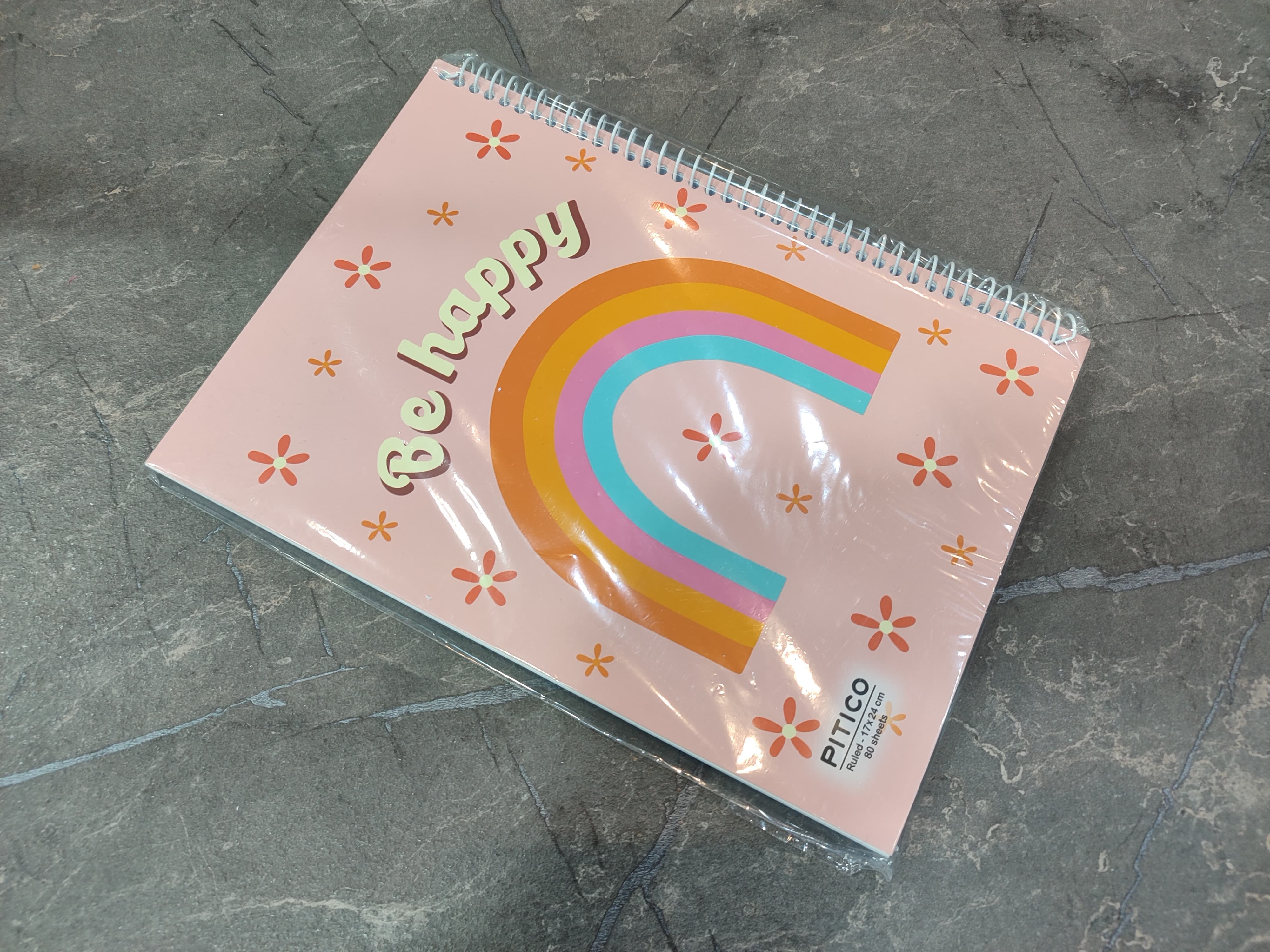 دفتر ۸۰ برگ PITICO با جلد مقاوم و طراحی ساده در ابعاد ۲۴ در ۱۷ سانتی‌متر، مناسب برای استفاده در مدرسه یا محل کار