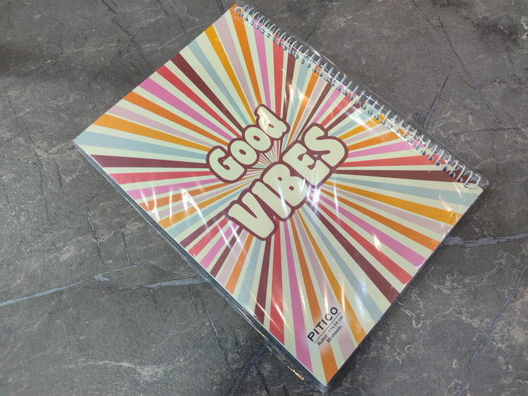 دفتر ۸۰ برگ PITICO با جلد مقاوم و طراحی ساده در ابعاد ۲۴ در ۱۷ سانتیمتر، مناسب برای استفاده در مدرسه یا محل کار