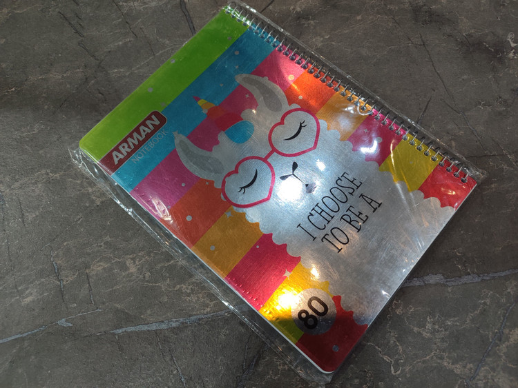 دفتر ۸۰ برگ برند Arman با جلد ساده و مقاوم در ابعاد ۲۳ در ۱۶ سانتیمتر، مناسب برای مدرسه و استفاده شخصی