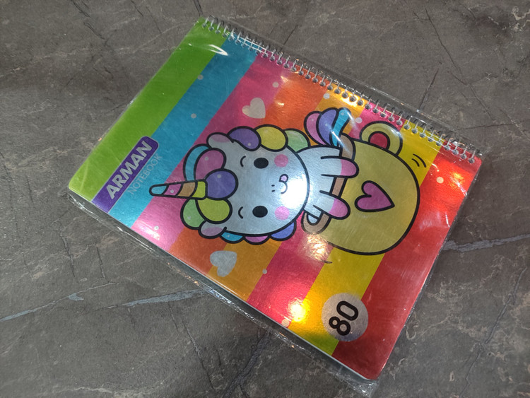 دفتر ۸۰ برگ برند Arman با جلد ساده و مقاوم در ابعاد ۲۳ در ۱۶ سانتیمتر، مناسب برای مدرسه و استفاده شخصی