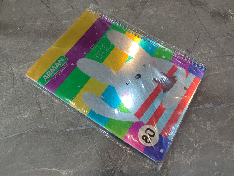 دفتر ۸۰ برگ برند Arman با جلد ساده و مقاوم در ابعاد ۲۳ در ۱۶ سانتیمتر، مناسب برای مدرسه و استفاده شخصی