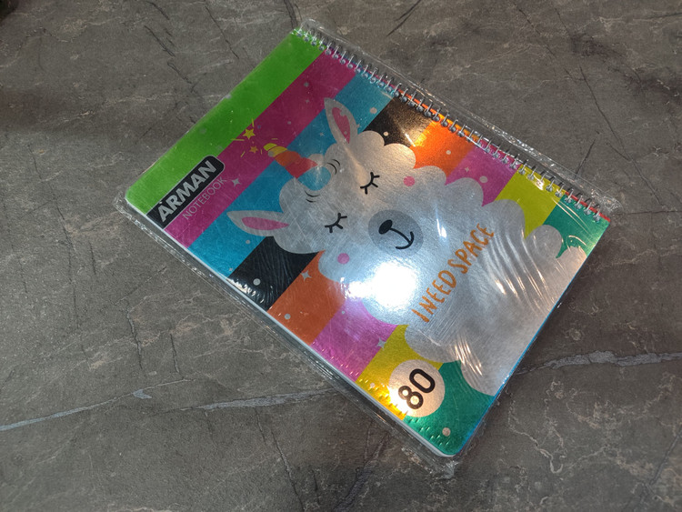 دفتر ۸۰ برگ برند Arman با جلد ساده و مقاوم در ابعاد ۲۳ در ۱۶ سانتیمتر، مناسب برای مدرسه و استفاده شخصی