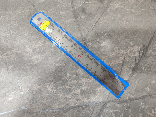 خطکش فلزی ۲۰ سانتیمتری با بدنه مقاوم و درجهبندی دقیق برای کارهای مهندسی و آموزشی