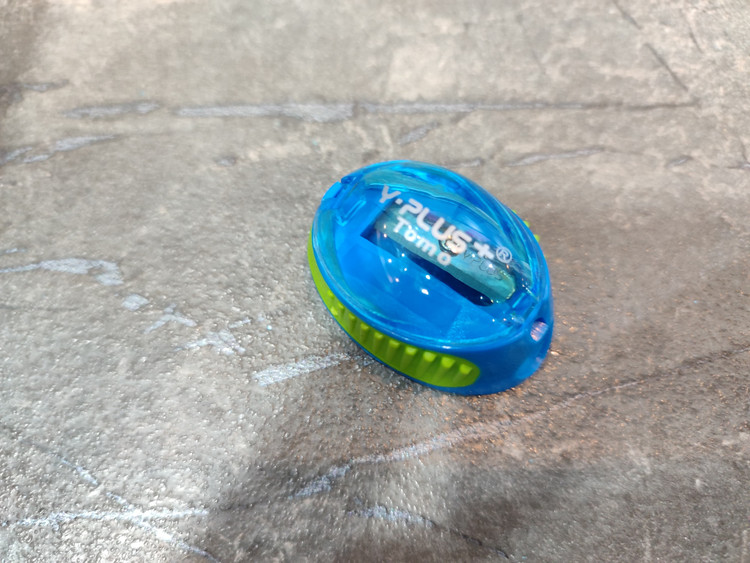 تراش مخزندار Y.Plus Tomo با طراحی ارگونومیک و تیغه فلزی مقاوم