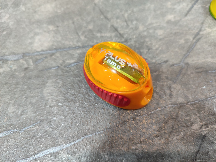 تراش مخزندار Y.Plus Tomo با طراحی ارگونومیک و تیغه فلزی مقاوم