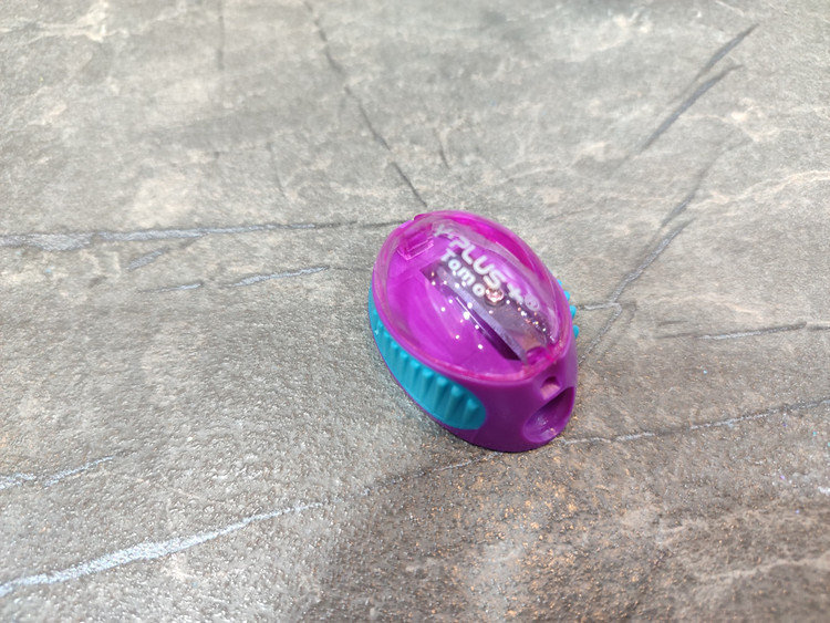 تراش مخزندار Y.Plus Tomo با طراحی ارگونومیک و تیغه فلزی مقاوم