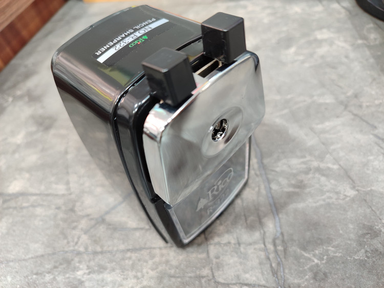 تراش رومیزی RICO مدل R-322 در رنگهای مشکی، قرمز، آبی آسمانی، آبی فیروزهای و سبز روشن