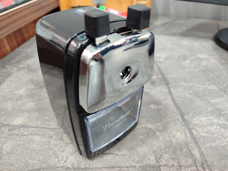 تراش رومیزی برند Parsikar با تیغههای فولادی تیز و بدنه محکم