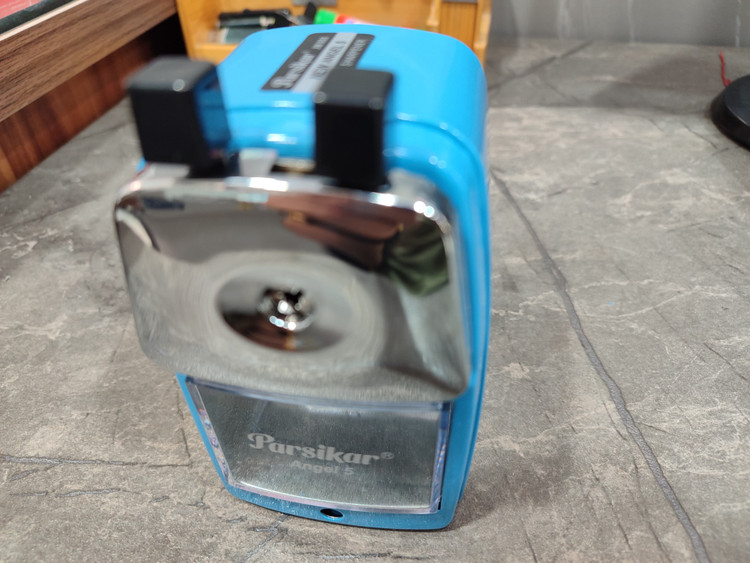تراش رومیزی برند Parsikar با تیغههای فولادی تیز و بدنه محکم