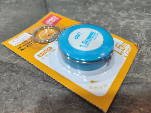 متر جاسوئیچی Deli مدل No.8213 با بدنه مقاوم و طراحی سبک برای استفاده راحت