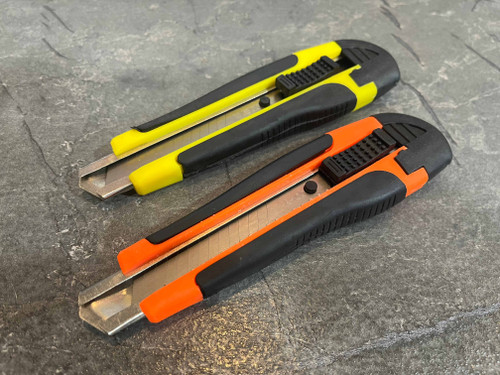 کاتر با تیغه ۱۸ میلیمتری مقاوم و ایمن برای برش کاغذ و مقوا