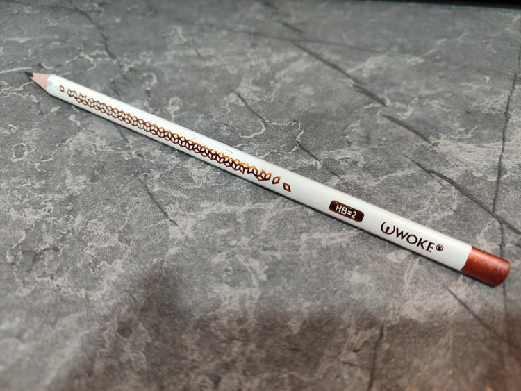 مداد مشکی Woke با بدنه خوشتراش و نوک نرم مناسب نوشتار روان و دقیق
