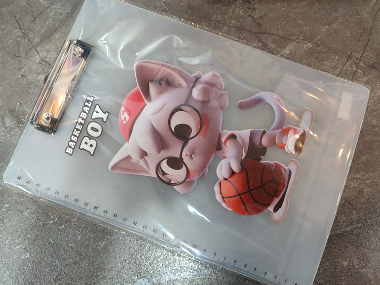 تخته شاسی نیمه شفاف با گیره فلزی و خطکش مدرج در کناره برای یادداشت و طراحی دقیق