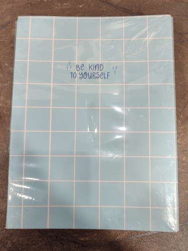 کلاسور برند Kama با جلد مقاوم و طراحی کاربردی برای نگهداری برگهها و جزوات در مدرسه و محل کار