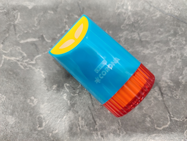 تراش مخزندار Corona Office مدل 5555 با بدنه مقاوم و تیغه تیز