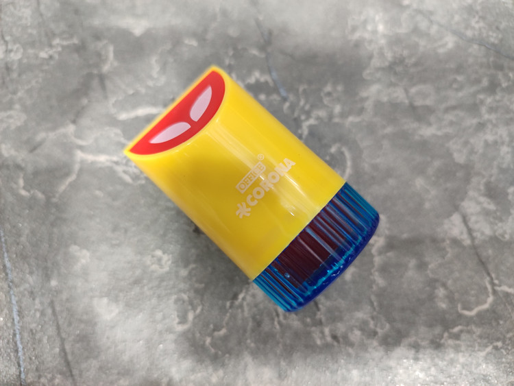 تراش مخزندار Corona Office مدل 5555 با بدنه مقاوم و تیغه تیز