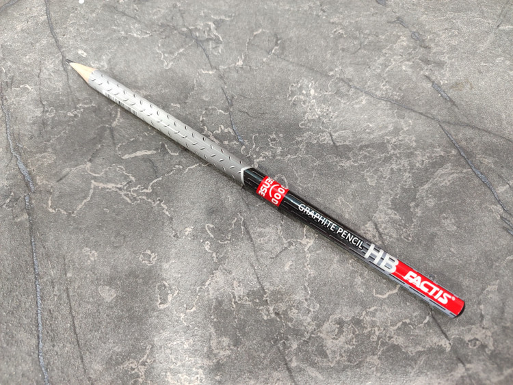 مداد مشکی FACTIS با نوشتار روان و بدنه خوشدست