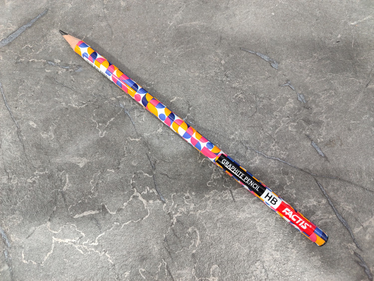 مداد مشکی FACTIS با نوشتار روان و بدنه خوشتراش