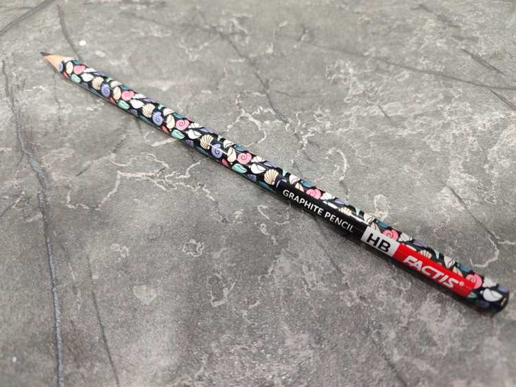 مداد مشکی FACTIS با نوشتار روان و بدنه خوشتراش