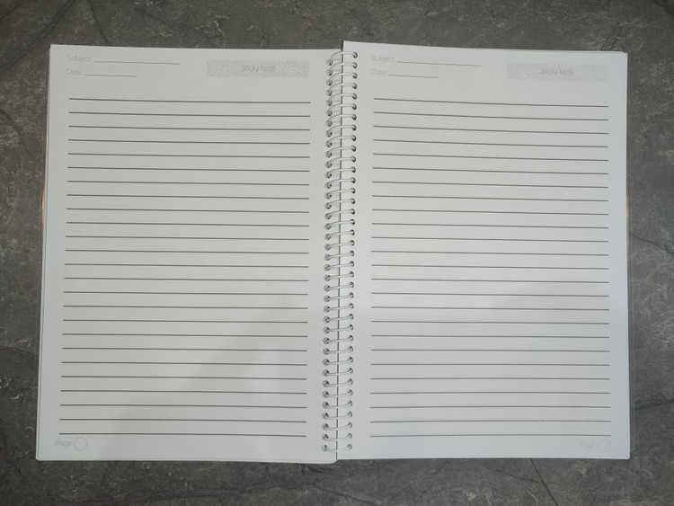 تصویر دفتر ۱۰۰ برگ B5 برند نماشهر، خطدار با فاصله خطوط ۸ میلیمتر، دارای محل نوشتن موضوع، تاریخ، شماره صفحات و بخش یادداشت برچسبی