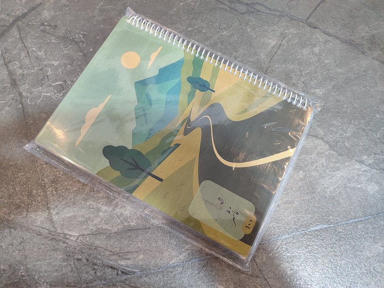 تصویر دفتر ۱۰۰ برگ B5 برند نماشهر، خطدار با فاصله خطوط ۸ میلیمتر، دارای محل نوشتن موضوع، تاریخ، شماره صفحات و بخش یادداشت برچسبی