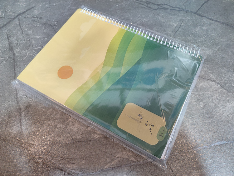 تصویر دفتر ۱۰۰ برگ B5 برند نماشهر، خطدار با فاصله خطوط ۸ میلیمتر، دارای محل نوشتن موضوع، تاریخ، شماره صفحات و بخش یادداشت برچسبی