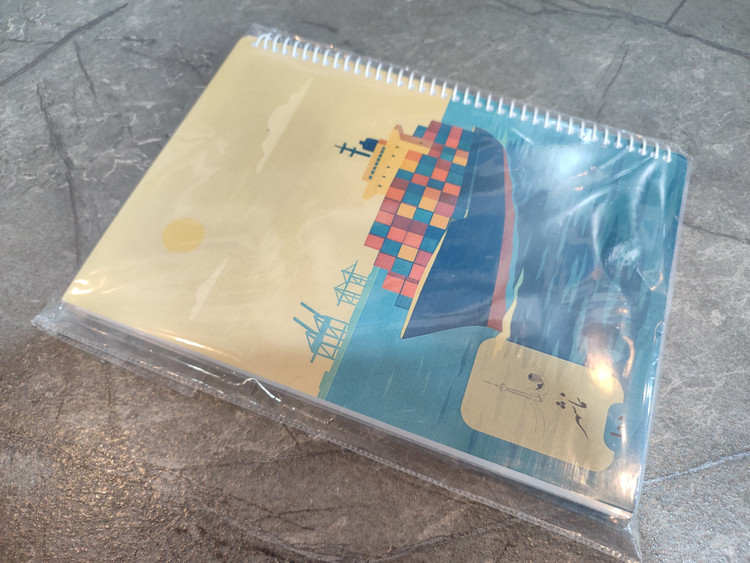 تصویر دفتر ۱۰۰ برگ B5 برند نماشهر، خطدار با فاصله خطوط ۸ میلیمتر، دارای محل نوشتن موضوع، تاریخ، شماره صفحات و بخش یادداشت برچسبی